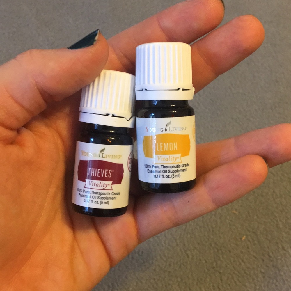 Thieves & lemon 5ml Young Living essential oils!